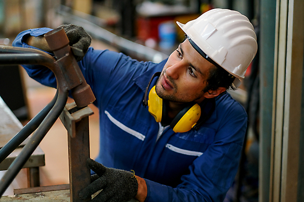 포토 JPG 해외이미지 식물 직업 행복 산업 유니폼 비즈니스 부분 공장 노동자 직장 한명 사람 성인 파란색 금속 기계 장비 과학기술 스패너 업무 기술자 엔지니어 제조 보호 헬멧 땅 철 서비스 고정 무거움 정비공 유지 철강 해외포토 1 옷 감정 컬러 컨셉 회사 공업 재질 기술 공구 작업 무게 보호장비 파일형식 이미지허브