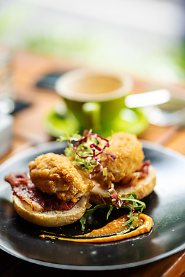 포토 JPG 해외이미지 접시 실내 사람없음 아웃포커스 브런치 에그베네딕트 해외포토 식기 촬영기법 샌드위치 내부 식사 파일형식 이미지허브