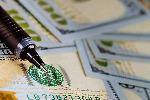 포토 JPG 해외이미지 지폐 돈 비즈니스 성공 직장 사람없음 금융 경제 사무실 펜 볼펜 쌓기 달러 미국 저축 재산 큼 심볼 사인 무역 결제 이익 서명 흙더미 계산서 대출 빚 세금 수입 많음 해외포토 산업 컨셉 북아메리카 회사 모션 필기구 흙 크기 파일형식 더미 이미지허브