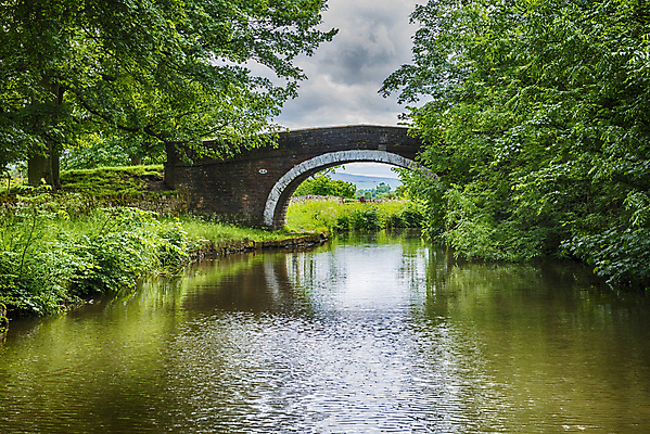 포토 JPG 해외이미지 나무 구름 영어 여행 건축양식 자연 하늘 휴가 벽돌 영국 잉글랜드 파노라마 풍경 사람없음 야외 목재 초록색 물 강 반사 환경 바위 시골 숲 아치 수로 운하 내추럴 빅토리아 해외포토 자연요소 식물 문자 건축 유럽 컬러 재료 촬영기법 돌_바위 생태계 파일형식 이미지허브