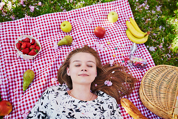 포토 JPG 해외이미지 외국인 백인 공원 여자 유럽 음식 빵 대학생 과일 딸기 바나나 사탕 한명 20대 성인 야외 책 하이앵글 눕기 소풍 바구니 정원 봄 사과 성인여자한명만 해외포토 서양인 1 학생 계절 공공시설 나라 뷰포인트 모션 디저트 사람 인종 청년 야외활동 여자한명만 성인여자만 파일형식 이미지허브