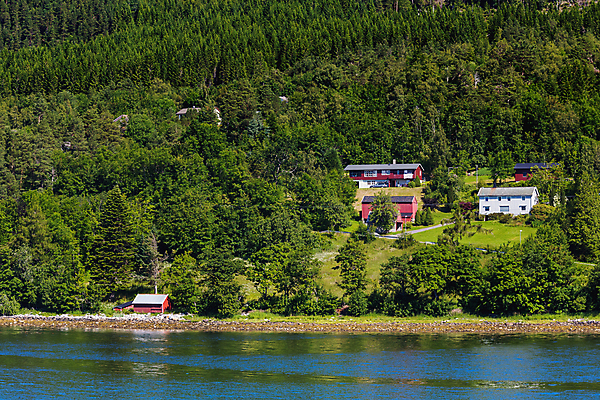 포토 JPG 해외이미지 벽 바다 밭 자연 산 주택 노르웨이 풍경 잔디 사람없음 목재 빨간색 초록색 물 여름 농장 마을 농사 시골 만 숲 언덕 장면 밭일 스칸디나비아 화창 목가 해외포토 자연요소 나무 식물 계절 유럽 컬러 농업 재료 날씨 건물 생태계 파일형식 이미지허브