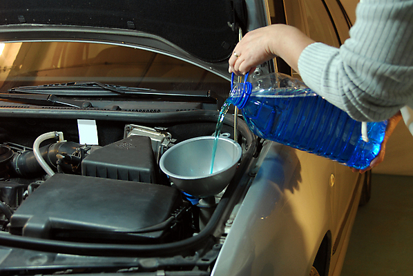 포토 JPG 해외이미지 손 자동차 통 들기 신체부위 붓기 엔진 깔대기 차량점검 워셔액 해외포토 육상교통 모션 사람 점검 차량용품 파일형식 이미지허브