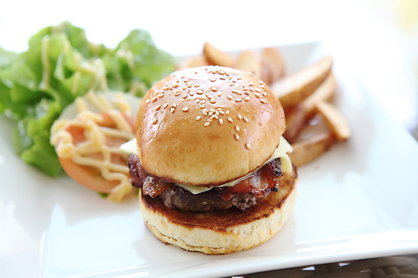 포토 JPG 해외이미지 접시 백그라운드 토마토 사람없음 아웃포커스 샐러드 햄버거 웨지감자 해외포토 식기 음식 채소 감자 패스트푸드 촬영기법 감자요리 파일형식 이미지허브