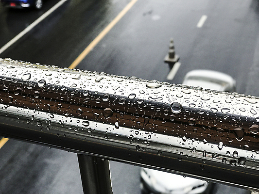 포토 JPG 해외이미지 주간 난간 풍경 사람없음 야외 아웃포커스 물방울 비 빗방울 해외포토 자연요소 날씨 촬영기법 비_날씨 파일형식 이미지허브