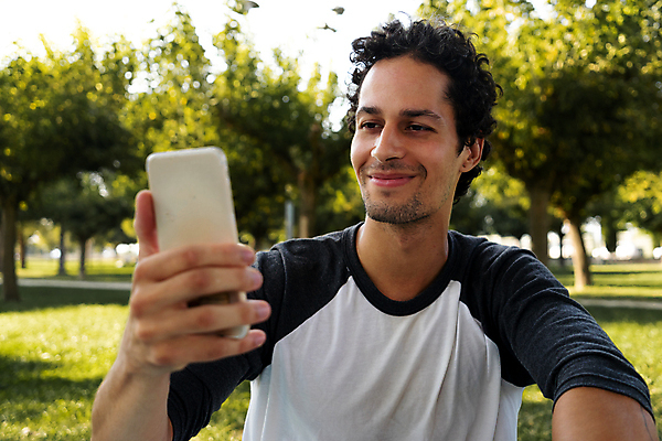 포토 JPG 해외이미지 1 라이프스타일 공원 남자 행복 자연 모바일 한명 사람 야외 스마트폰 검은색 잡기 메시지 해외포토 공공시설 감정 컬러 모션 생활 핸드폰 스마트기기 생태계 파일형식 이미지허브