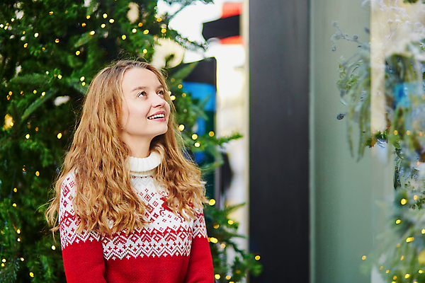 포토 JPG 해외이미지 나무 라이프스타일 행복 유럽 크리스마스 겨울 오렌지 창문 유리 휴가 전등 조명 새로움 거리 한명 미소 사람 야외 장식 반사 노란색 유행 여행객 상점 활발 기쁨 프랑스 흰색 도시 시장 황금 연도 긍정 공평 프랑스어 파리(프랑스) 해외포토 식물 문자 1 계절 기념일 감정 나라 컬러 컨셉 과일 재질 표정 생활 파일형식 이미지허브