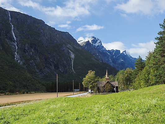 포토 JPG 해외이미지 나무 구름 종교 도로 길 벽 여행 십자가 건축양식 자연 하늘 휴가 산 노르웨이 풍경 사람없음 야외 건물 목재 초록색 여름 파란색 교회 계곡 흰색 숲 아스팔트 굴곡 스칸디나비아 신앙심 웅장함 절정 해외포토 자연요소 식물 건축물 계절 건축 유럽 컬러 재료 종교건축 교통시설 생태계 파일형식 이미지허브