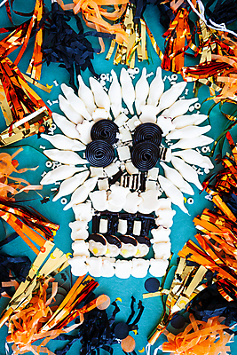 포토 JPG 해외이미지 골격 사탕 사람없음 세로 컬러풀 초콜릿 할로윈 달콤 무서움 설탕 꽃가루 해외포토 감정 컬러 디저트 맛 가루 파일형식 이미지허브