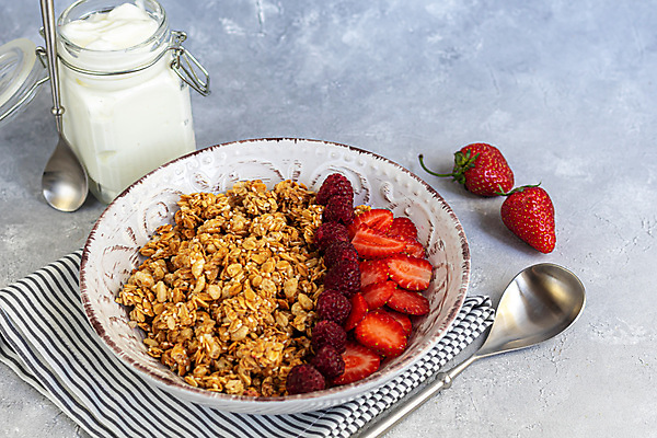 포토 JPG 해외이미지 그릇 회색배경 딸기 유리병 실내 사람없음 숟가락 식탁보 산딸기 요거트 뮤즐리 그래놀라 해외포토 식기 음식 백그라운드 과일 병_용기 유제품 수저 내부 회색 파일형식 이미지허브