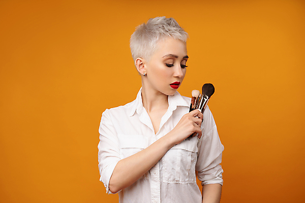 포토 JPG 해외이미지 스튜디오촬영 백인 직업 손 응시 여자 얼굴 백그라운드 오렌지 짧은머리 한명 성인 장식 빨간색 유행 화장품 립스틱 잡기 붓 화려 강의 입술 예술가 아이섀도 주인 셀프 스타일 해외포토 서양인 1 헤어스타일 시선 컬러 컨셉 과일 모션 실내 사람 신체부위 뷰티 파일형식 이미지허브