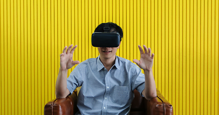 포토 JPG 해외이미지 남자 실내 한명 동양인 상반신 성인 노란배경 가상현실 성인남자한명만 VR기기 해외포토 1 백그라운드 사람 인종 내부 노란색 기계 남자한명만 성인남자만 파일형식 이미지허브