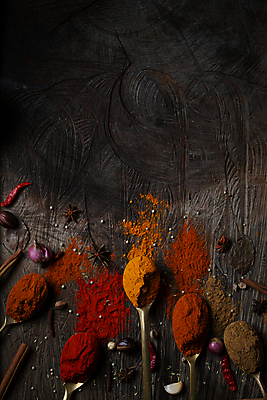 포토 JPG 해외이미지 전통 백그라운드 재료 자연 고추 탁자 파프리카 건조 파슬리 종류 요리 동양인 사람없음 목재 빨간색 노란색 주방 숟가락 수확 뜨거움 고명 양념 조미료 사발 맛 정상 가루 인도인 수집 허브 향신료 메뉴 유기농 매움 후추 카레 생강 놋쇠 땅바닥 사프란 시나몬 강황 해외포토 외국인 나무 식물 웰빙 음식 컬러 가구 컨셉 농업 채소 식재료 바닥 수저 인종 사기그릇 생태계 향미료 파일형식 이미지허브