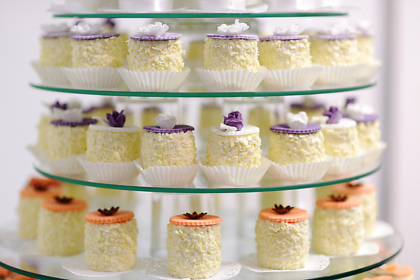 포토 JPG 해외이미지 사람없음 장식 보라색 주황색 일렬 미니케이크 뷔페 해외포토 컬러 케이크 파일형식 이미지허브