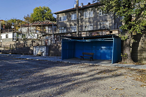 포토 JPG 해외이미지 나무 식물 계절 도로 벽 여행 잎 교통시설 자연 버스 주택 파노라마 사람없음 야외 건물 물 울타리 여행객 마을 산책 하이킹 가을 신선 기다림 센터 분수 시골집 정사각형 지역 불가리아 해외포토 자연요소 도형 건축물 길 육상교통 교통 모션 레저 휴식 대중교통 촬영기법 사람 담장 시설 생태계 파일형식 남유럽 이미지허브