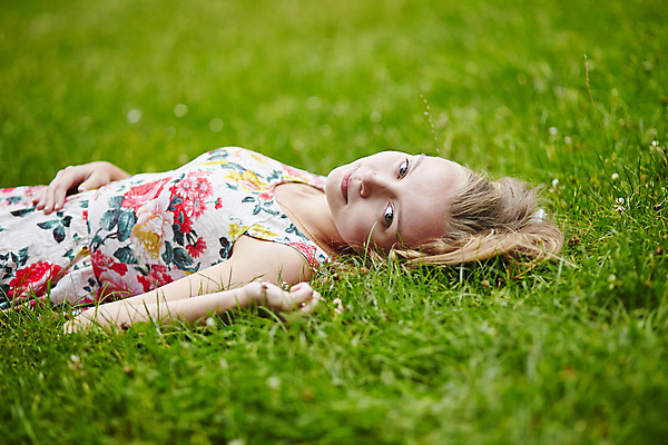 포토 JPG 해외이미지 모델 드레스 공원 유럽 얼굴 자연 휴가 한명 사람 야외 초록색 흰색 시골 긍정 거짓말 해외포토 1 옷 공공시설 나라 컬러 컨셉 신체부위 생태계 파일형식 이미지허브