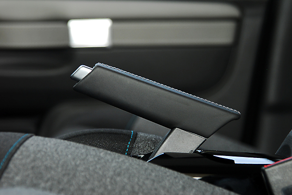 포토 JPG 해외이미지 손 디자인 실루엣 스포츠 의자 교통시설 자동차 실내 손잡이 안전 사람없음 내부 가로 운전 긴급 오픈 바퀴 운전사 고급 닫기 주차 브레이크 땅 속도 승객 기어 계기판 그만 속도계 제어 해외포토 직업 육상교통 가구 교통 컨셉 모션 촬영기법 신체부위 시설 파일형식 이미지허브