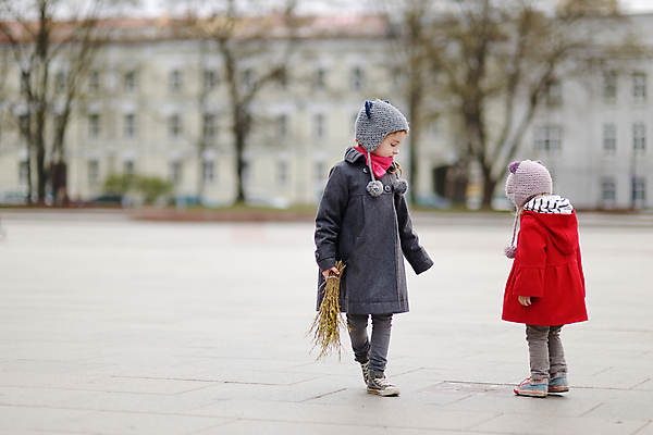 포토 JPG 해외이미지 식물 백인 전통 라이프스타일 여자 행복 유럽 얼굴 어린이 2 가족 자연 부활절 사람 야외 두명 장식 컬러풀 봄 기쁨 나뭇가지 신선 작음 버드나무 자매 형제 동쪽 폴란드 걸음마 리투아니아 해외포토 서양인 나무 계절 기념일 남자 감정 나라 컬러 관계 모션 생활 신체부위 크기 방향 생태계 파일형식 이미지허브