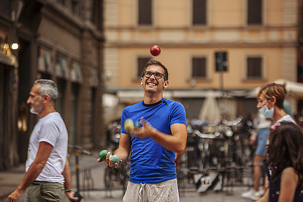 포토 JPG 해외이미지 주간 서양인 여자 남자 어린이 유럽풍경 공 웃음 들기 소녀 여러명 상반신 성인 야외 앞모습 옆모습 이탈리아 올려보기 던지기 곡예사 길거리예술가 저글링 해외포토 자연요소 외국인 직업 유럽 뷰포인트 다수 모션 표정 사람 풍경 예술가 파일형식 이미지허브