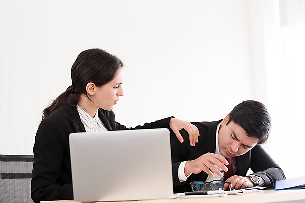 포토 JPG 해외이미지 백인 여자 남자 안경 비즈니스 실내 피곤 상반신 성인 두명 노트북 사무실 잠 비즈니스맨 비즈니스우먼 졸음 낮잠 업무과다 과로 성인만 깨우기 해외포토 서양인 잡화 감정 컨셉 모션 사람 내부 전자제품 업무 직장인 파일형식 이미지허브