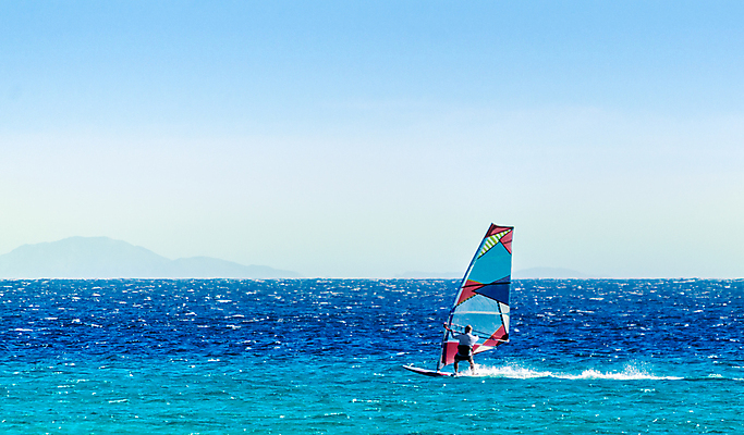 포토 JPG 해외이미지 주간 전신 남자 스포츠 파도 바다 풍경 성인 야외 뒷모습 여름 맑음 윈드서핑 잡기 승차 성인남자한명만 수평선 해외포토 자연요소 계절 뷰포인트 모션 날씨 사람 수상스포츠 남자한명만 성인남자만 파일형식 이미지허브
