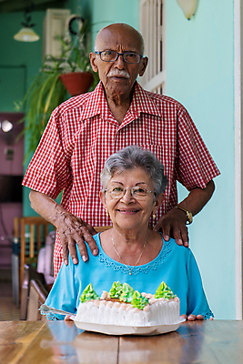 포토 JPG 해외이미지 커플 여자 기념일 할아버지 노년 남자 행복 감정 결혼 가족 관계 포옹 주택 기념 함께함 실내 관리 선물 사람 성인 두명 친구 케이크 놀람 우정 회색 축하 표현 잡기 생일 은퇴 옛날 해외포토 컬러 컨셉 안기 모션 디저트 표정 이벤트 내부 건물 파일형식 이미지허브