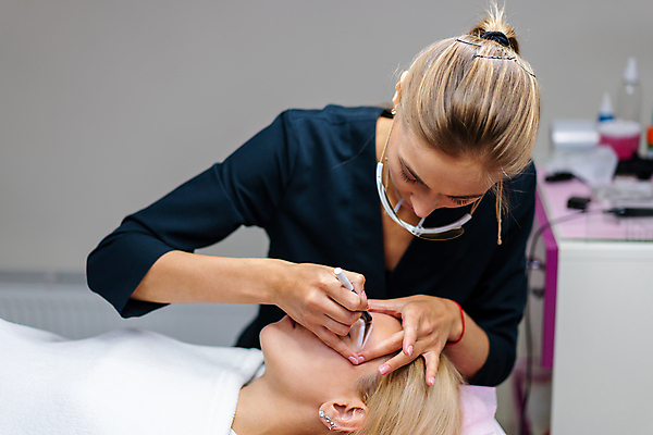 포토 JPG 해외이미지 백인 직업 손 여자 산업 얼굴 장갑 건강 병원 사람 성인 두명 옆모습 치료 약 상점 스파 화장품 장비 환자 기구 공구 미용사 눈썹 문신 고객 피부 입술 주사약 테라피 순서 돌봄 신청 해외포토 서양인 잡화 뷰포인트 의학 모션 신체부위 뷰티 도구 파일형식 이미지허브