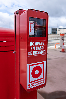 포토 JPG 해외이미지 산업 가정 유리 불 주택 손잡이 경고 안전 사람없음 야외 빨간색 상자 장비 긴급 도움 수비 구출 당기기 보호 위험 소방관 사건 경계 사인 예방 신호 보안 공포 시스템 스위치 보안장치 연소 격파 경보 단절 제어 헬프 화상 해외포토 자연요소 컬러 컨셉 모션 재질 건물 상처 구조원 소방 파일형식 이미지허브