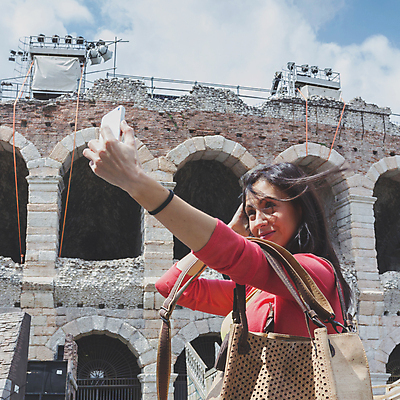 포토 JPG 해외이미지 백인 라이프스타일 손 여자 행복 유럽 여행 모바일 휴가 한명 사람 야외 스마트폰 핸드폰 여행객 카메라 이탈리아 수확 도시 사진사 스마트 그림 해외포토 서양인 1 감정 나라 컨셉 농업 생활 신체부위 전자제품 스마트기기 작가 파일형식 이미지허브