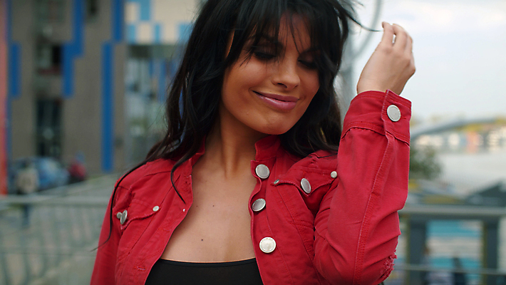 포토 JPG 해외이미지 백인 모델 라이프스타일 긴머리 옷 여자 행복 얼굴 포즈 주택 갈색머리 한명 서기 웃음 사람 성인 야외 건물 유행 검은색 자유 도시 자신감 닫기 긍정 개성 내추럴 독립 진짜 해외포토 서양인 1 헤어스타일 건축물 감정 컬러 컨셉 모션 표정 생활 신체부위 파일형식 이미지허브