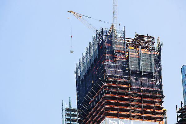 포토 JPG 해외이미지 주간 하늘 사람없음 야외 건물 건설현장 타워크레인 철골 철근구조물 해외포토 자연요소 건축물 건설업 구조물 기중기 파일형식 이미지허브