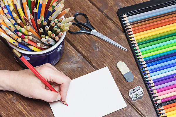 포토 JPG 해외이미지 손 색연필 들기 신체부위 그리기 지우개 가위질 연필깎이 해외포토 모션 문구용품 학용품 가위_도구 사람 파일형식 이미지허브