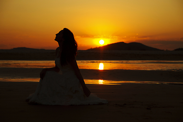 포토 JPG 해외이미지 실루엣 웨딩드레스 사람없음 야외 태양 일몰 해외포토 자연요소 드레스 촬영기법 노을 파일형식 이미지허브