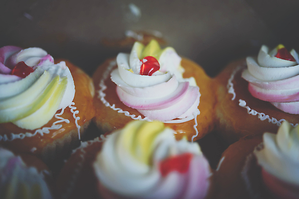 포토 JPG 해외이미지 전통 디자인 행복 아시아 음식 빵 오렌지 과일 재료 태국 딸기 표면 디저트 거리 건강 요리 사람없음 갈색 노란색 케이크 페인트 빵집 수확 흰색 축하 시장 달콤 맛 아침식사 상품 잼 설탕 먹기 크림 묘사 질감 시럽 칼로리 버터 꿀 푸딩 옛날 스타일 해외포토 감정 나라 컬러 컨셉 농업 모션 상점 식사 소스_음식 파일형식 이미지허브