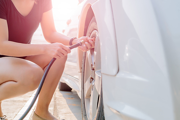 포토 JPG 해외이미지 손 여자 도로 여행 교통시설 자동차 한명 안전 힘 에너지 바퀴 플랫 역 측정 서비스 타이어 펌프 유지 노즐 돌봄 압력 자동 해외포토 1 길 육상교통 교통 모션 사람 신체부위 시설 파일형식 이미지허브