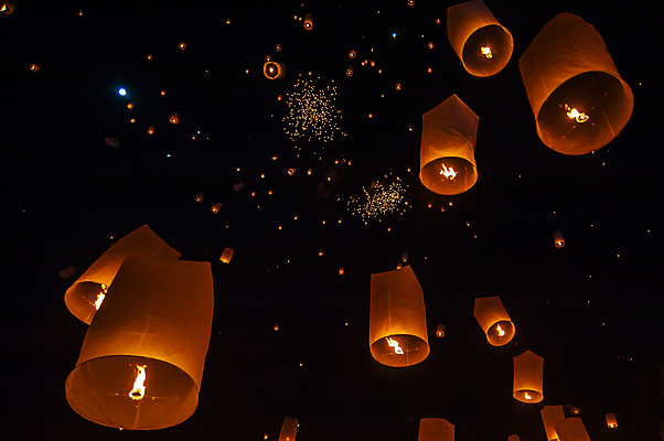 포토 JPG 해외이미지 사람없음 야외 빛 야간 풍등 풍등날리기 풍등놀이 풍등행사 풍등축제 해외포토 자연요소 놀이 조명 이벤트 등축제 파일형식 이미지허브