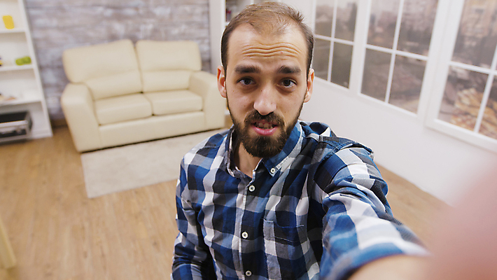 포토 JPG 해외이미지 남자 창문 한명 들기 상반신 성인 앞모습 소파 촬영 원근감 방송 촬영실 성인남자한명만 유튜버 해외포토 1 뷰포인트 의자 모션 사람 공간 남자한명만 성인남자만 파일형식 크리에이터 이미지허브