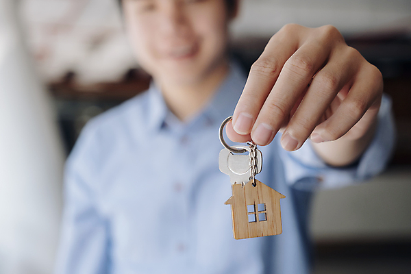 포토 JPG 해외이미지 손 백그라운드 컨셉 돈 비즈니스 성공 열쇠 부동산 새로움 아파트 주택 한명 사람 건물 금융 세일 잡기 비즈니스맨 재산 구매 중개인 계약 오브젝트 시골집 투자 주인 보험 대여 대출 렌탈 매각 부동산중개인 제의 해외포토 직업 1 건축물 남자 모션 신체부위 경제 쇼핑 직장인 파일형식 이미지허브