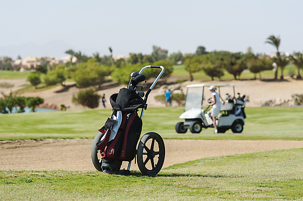 포토 JPG 해외이미지 스포츠 골프 가방 골프장 자동차 하늘 이집트 사람없음 야외 초록색 골퍼 클럽 유모차 페어웨이 해외포토 잡화 육상교통 컬러 스포츠시설 아프리카 운동선수 구기 아기용품 파일형식 이미지허브