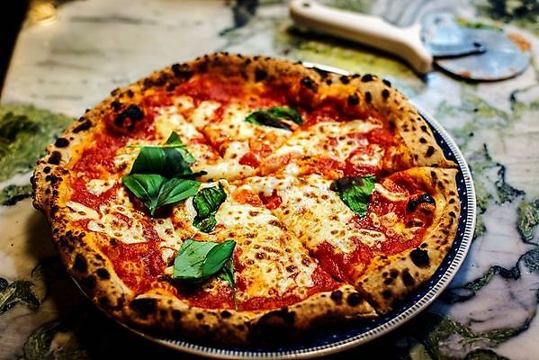 포토 JPG 해외이미지 음식 조각 토마토 재료 부분 검은배경 치즈 피자 패스트푸드 마늘 육류 사람없음 검은색 식사 저녁식사 버섯 이탈리아 껍질 신선 뜨거움 소시지 맛 정크푸드 폐기물 굽기 올리브 매움 슬라이스 반죽 점심식사 고립 모짜렐라치즈 살라미 페퍼로니 해로움 핸드메이드 해외포토 열매 유럽 컬러 백그라운드 컨셉 채소 식재료 유제품 서양음식 가공식품 인스턴트 쓰레기 구이 파일형식 이미지허브