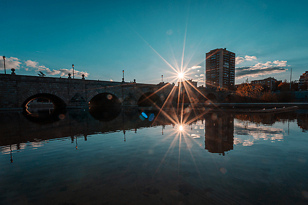 포토 JPG 해외이미지 전통 공원 유럽 여행 오렌지 건축양식 하늘 오리 풍경 사람없음 야외 건물 물 파란색 강 도시풍경 반사 거울 도시 역사 스페인 재산 분수 아치 타운 스카이라인 천연기념물 마드리드 스페인어 옛날 해외포토 자연요소 건축물 공공시설 건축 나라 컬러 과일 조류 금융 파일형식 이미지허브