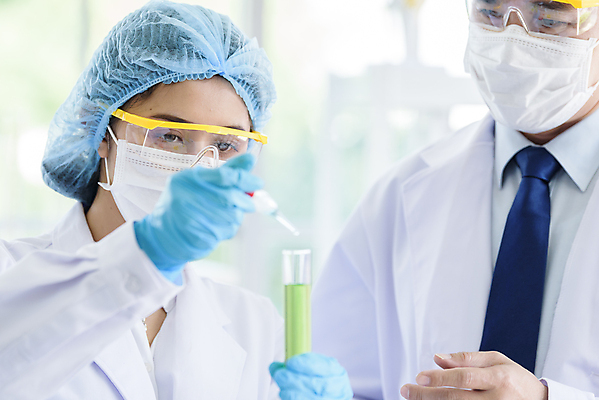 포토 JPG 해외이미지 응시 여자 남자 실험 들기 사람 동양인 성인 두명 가르침 실험실 스포이트 과학자 시험관 성인만 해외포토 직업 시선 교육 과학 모션 실험기구 인종 피펫 학자 파일형식 이미지허브