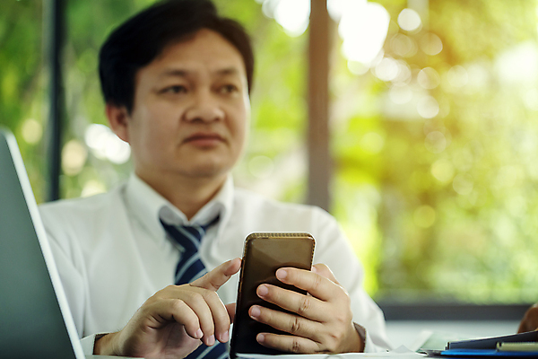 포토 JPG 해외이미지 직업 손 응시 교육 남자 백그라운드 컨셉 인터넷 비즈니스 통신 성공 돋보기 모바일 아이디어 한명 사람 금융 스마트폰 컴퓨터 글로벌 사무실 디지털 스크린 자료 웹 정보 업무 비즈니스맨 네트워크 확대 연결 무선전화기 스마트 검색 경영자 온라인 발견 경영 마케팅 소셜 해외포토 1 시선 신체부위 경제 전자제품 핸드폰 스마트기기 작업 직장인 전화기 리더 파일형식 이미지허브