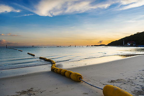 포토 JPG 해외이미지 구름 계절 모래 파도 바다 백그라운드 오렌지 자연 하늘 아침 날씨 휴가 휴식 파노라마 풍경 사람없음 야외 물 여름 파란색 빛 컬러풀 햇빛 태양 반사 일출 맑음 놀람 새벽 서핑 땅 속도 상승 넘어짐 수평선 해외포토 주간 자연요소 감정 컬러 컨셉 과일 모션 촬영기법 표정 노을 수상스포츠 생태계 파일형식 이미지허브