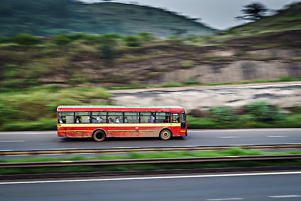 포토 JPG 해외이미지 도로 여행 교통시설 모션 자동차 거리 버스 사람 사람없음 빨간색 운전 표현 도시 고속도로 승차 인도인 서비스 속도 지역 승객 일반 모터 고립 과속 디젤 옛날 자동 해외포토 외국인 길 육상교통 컬러 교통 대중교통 동양인 시설 파일형식 이미지허브