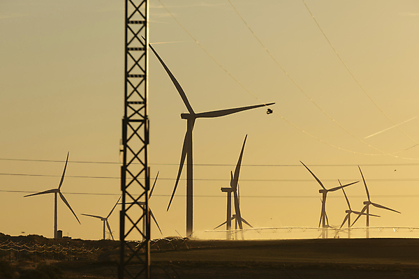 포토 JPG 해외이미지 식물 실루엣 산업 음식 밭 하늘 바람 옥수수 풍경 사람없음 초록색 물 농작물 농장 일출 환경 힘 기계 일몰 새벽 재활용 장비 풍차 발전기 에너지 시골 스페인 생태계 프로펠러 분무기 시스템 자원 유지 방앗간 밭일 생태학 스프링쿨러 파이프라인 해외포토 자연요소 교육 유럽 컬러 농업 날씨 곡류 촬영기법 노을 발전소 친환경 파이프_관 파일형식 이미지허브