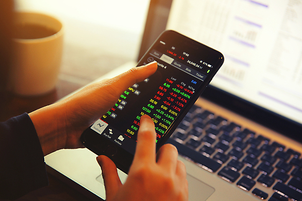 포토 JPG 해외이미지 손 들기 신체부위 노트북 스마트폰 주식 분석 투자 해외포토 컨셉 비즈니스 모션 사람 금융 전자제품 핸드폰 스마트기기 파일형식 이미지허브