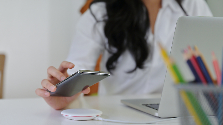 포토 JPG 해외이미지 직업 라이프스타일 손 여자 컨셉 비즈니스 장신구 통신 탁자 모바일 주택 세포 실내 사람 사람없음 노트북 스마트폰 핸드폰 사무실 디지털 힘 장비 에너지 정상 연결 무선전화기 스마트 전자 온라인 충전 베터리 요금 충전기 해외포토 가구 내부 건물 생활 신체부위 전자제품 스마트기기 기계 전화기 파일형식 이미지허브