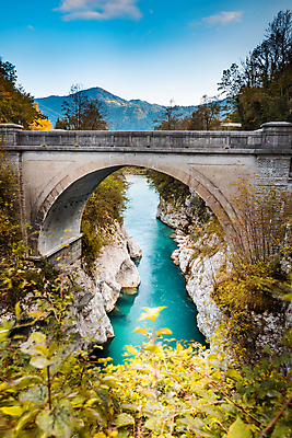 포토 JPG 해외이미지 계절 공원 유럽 여행 잎 건축양식 자연 산 풍경 사람없음 야외 물 파란색 강 골짜기 계곡 활발 흐름 가을 개울 황무지 숲 속도 알프스 에메랄드 카약 나폴레옹 슬로베니아 터키석 해외포토 자연요소 식물 공공시설 건축 나라 컬러 컨셉 수상스포츠 보석 생태계 파일형식 이미지허브