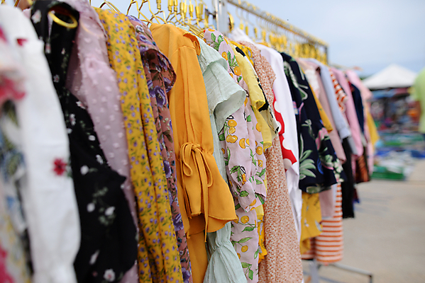 포토 JPG 해외이미지 디자인 드레스 옷 여자 매달리기 사람없음 야외 컬러풀 유행 상점 직물 시장 옷걸이 묘사 보여주기 소매 매각 멀티 신발장 스타일 해외포토 컬러 모션 사람 파일형식 이미지허브